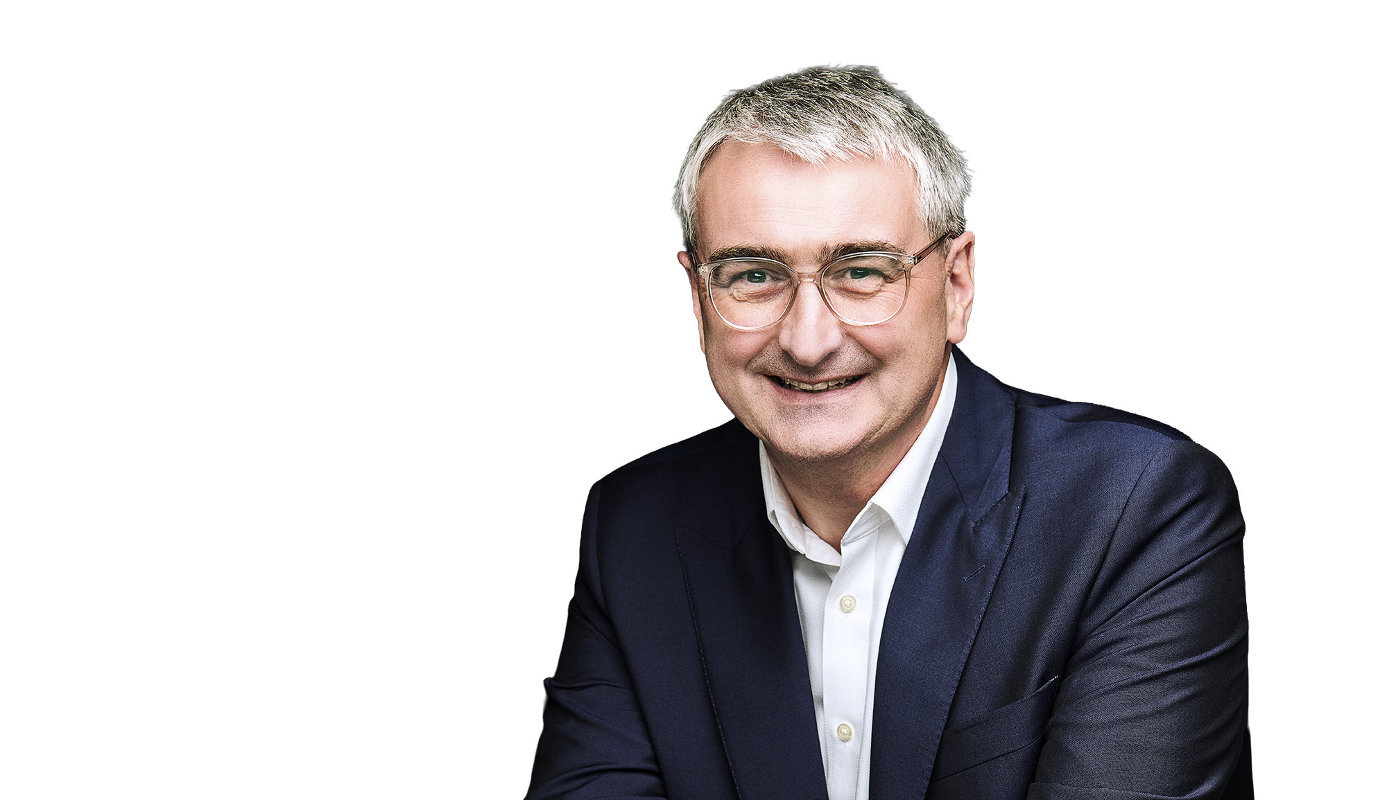 Marko Wolfram lächelt freundlich in die Kamera, Anzug, Brille